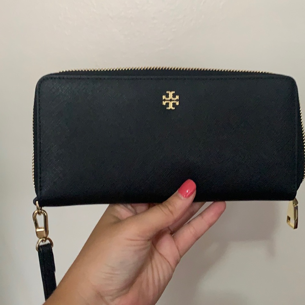 Tory Burch - zip around wallet
